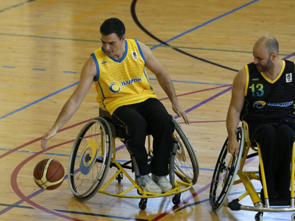 Pedro Sánchez se estrena como jugador de baloncesto en ...