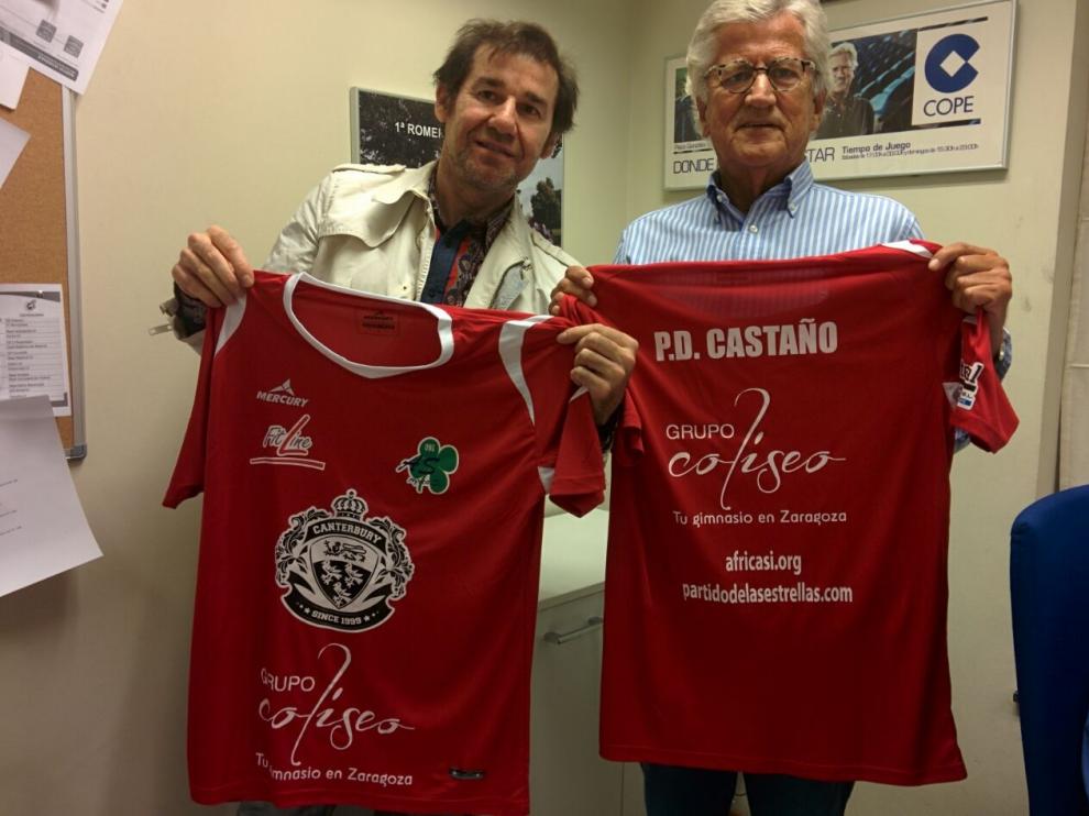 Pepe Domingo Castaño muestra la camiseta del evento