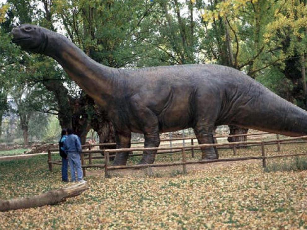 Reproducción a tamaño natural -la primera que se hizo de un dinosaurio a mediados de los años '90 en España- de Aragosaurus ischiaticus en Galve.