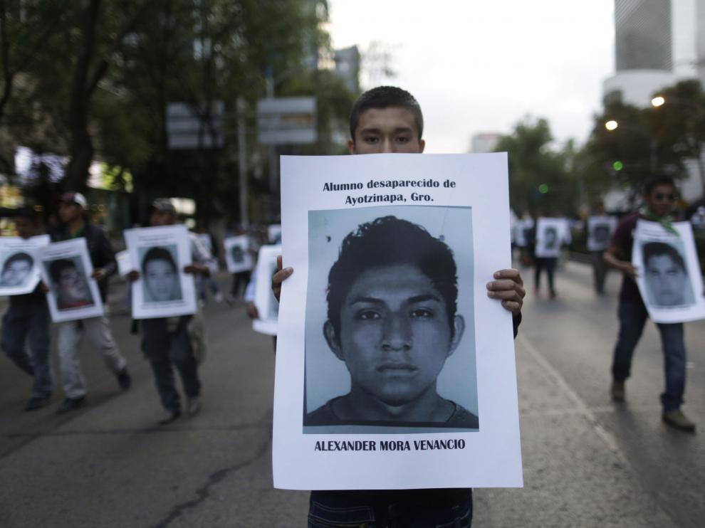 Un manifestante porta una imagen del fallecido, Alexander Mora Venancio