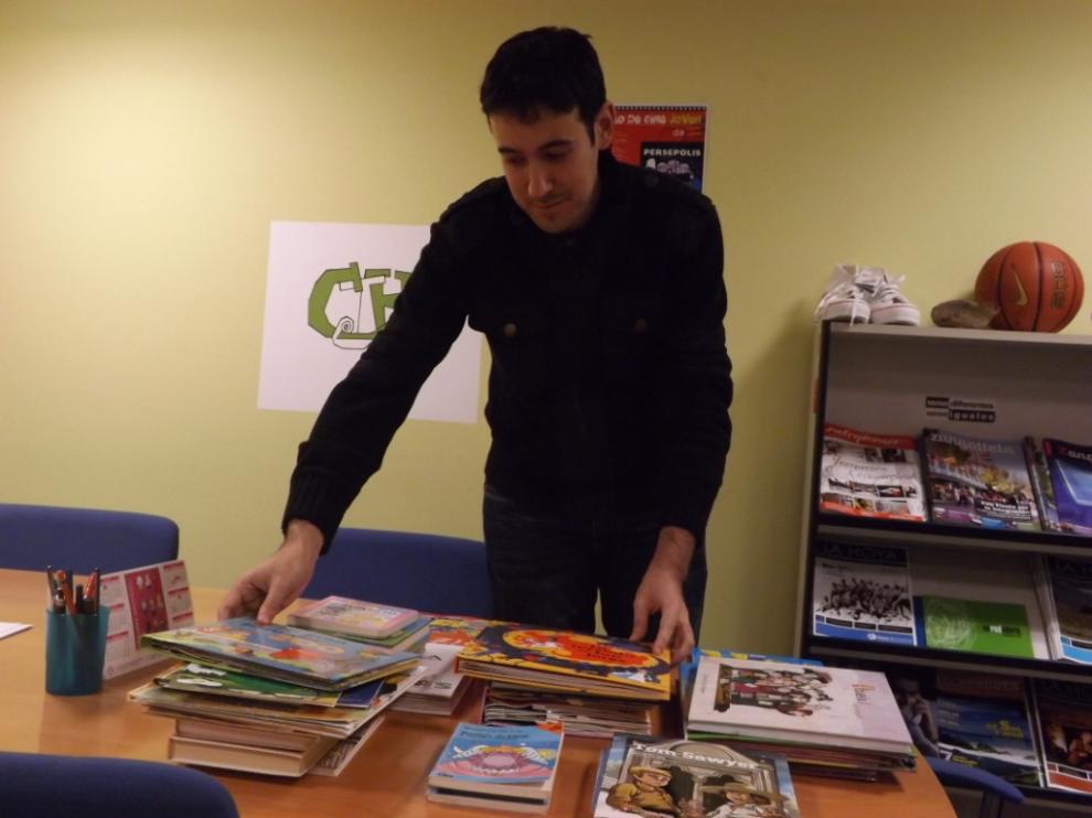 Diego Laguarta, representante del Consejo de la Juventud de Huesca, con los ejemplares que llevan recogidos