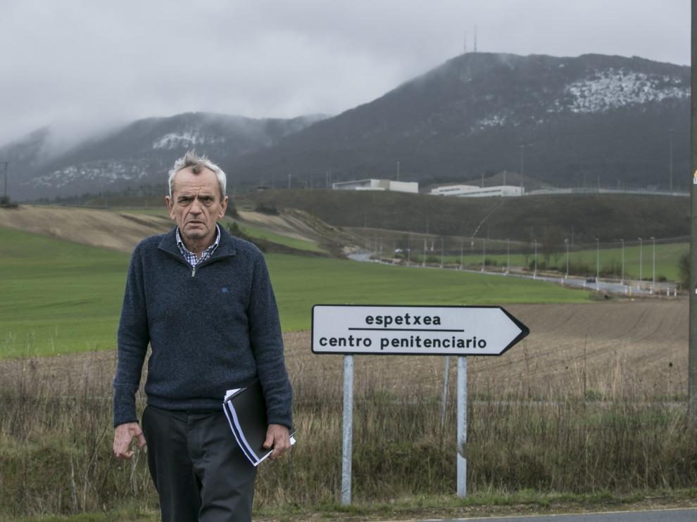 El excomandante de la Guardia Civil Miguel Ángel Madariaga, ante la prision de Zaballa en marzo.