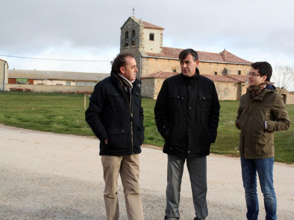 Antonio Pardo, presidente de la Diputación, junto al alcalde de Golmayo, Benito Serrano y el vicepresidente segundo, Tomás Cabezón.