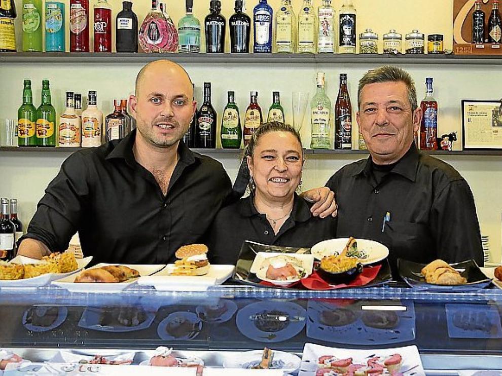 El equipo humano que atienda la cafetería Cielo, en la bien surtida barra del establecimiento del barrio de La Jota.