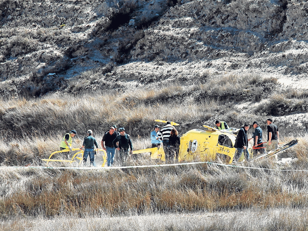 El helicóptero, momentos después de estrellarse. Murieron 6 personas y otra resultó grave