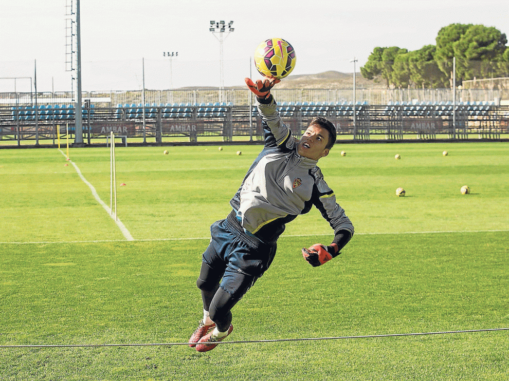 Óscar Whalley vuela sobre una cuerda para rechazar un balón en un ejercicio de entrenamiento