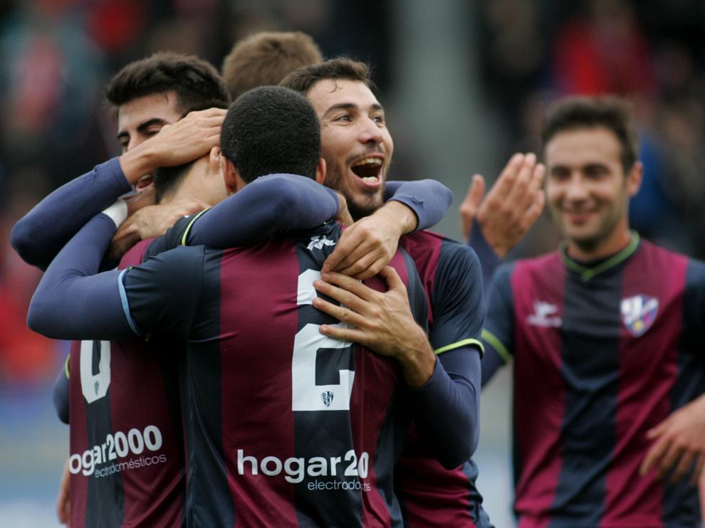 Alegría de los jugadores oscenses tras uno de los goles