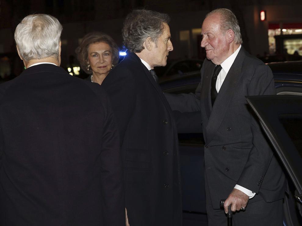 Los reyes Juan Carlos y Sofía son recibidos por Alfonso Díez