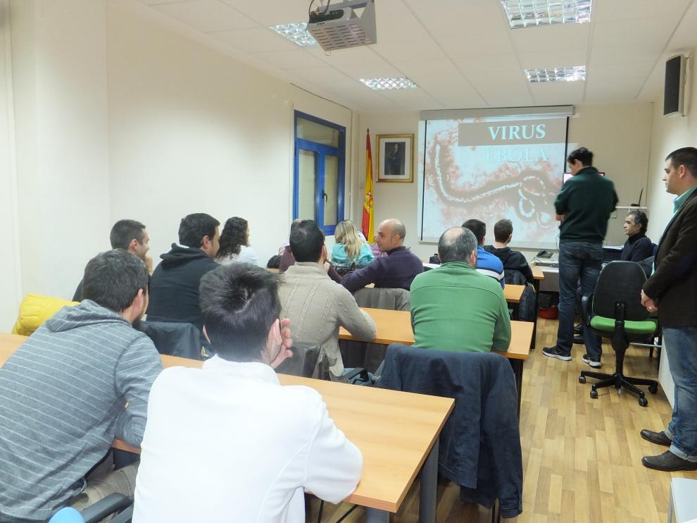 Más de 30 policías y funcionarios asistieron al curso.