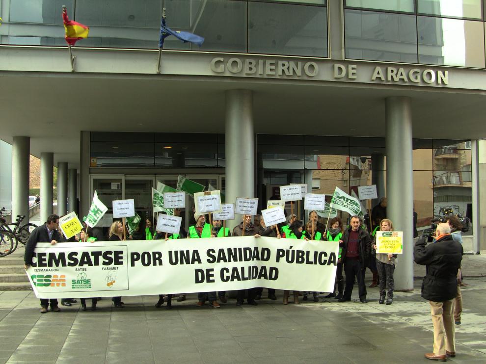 Los delegados del sindicato CEMSATSE protestan ante la consejería de Sanidad