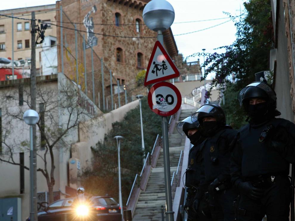 Mossos durante el registro a la 'Kasa de la Montaña', edificio 'okupa' desde hace 20 años