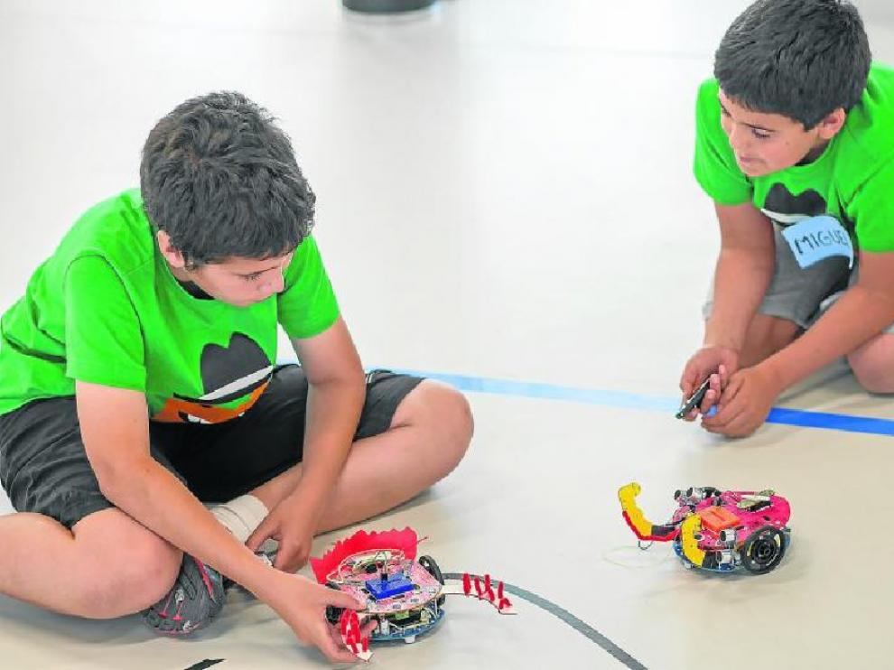 Tecnología y creatividad, en manos de los jóvenes participantes en las actividades de Etopia Kids, en Zaragoza.
