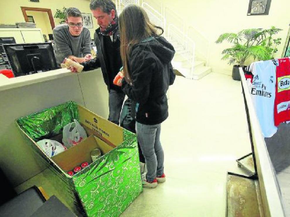 A cambio de la entrega de alimentos se obtienen boletos para la cesta que se sortea el sábado.