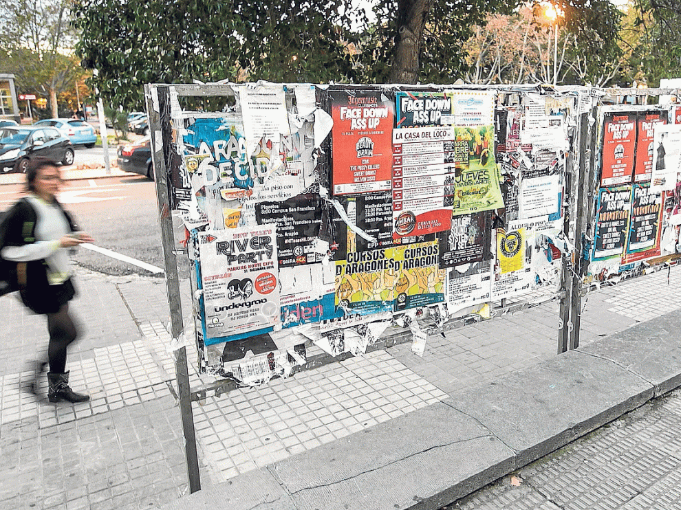 En los tablones del campus de San Francisco se anuncian hasta seis bares con precios discriminatorios