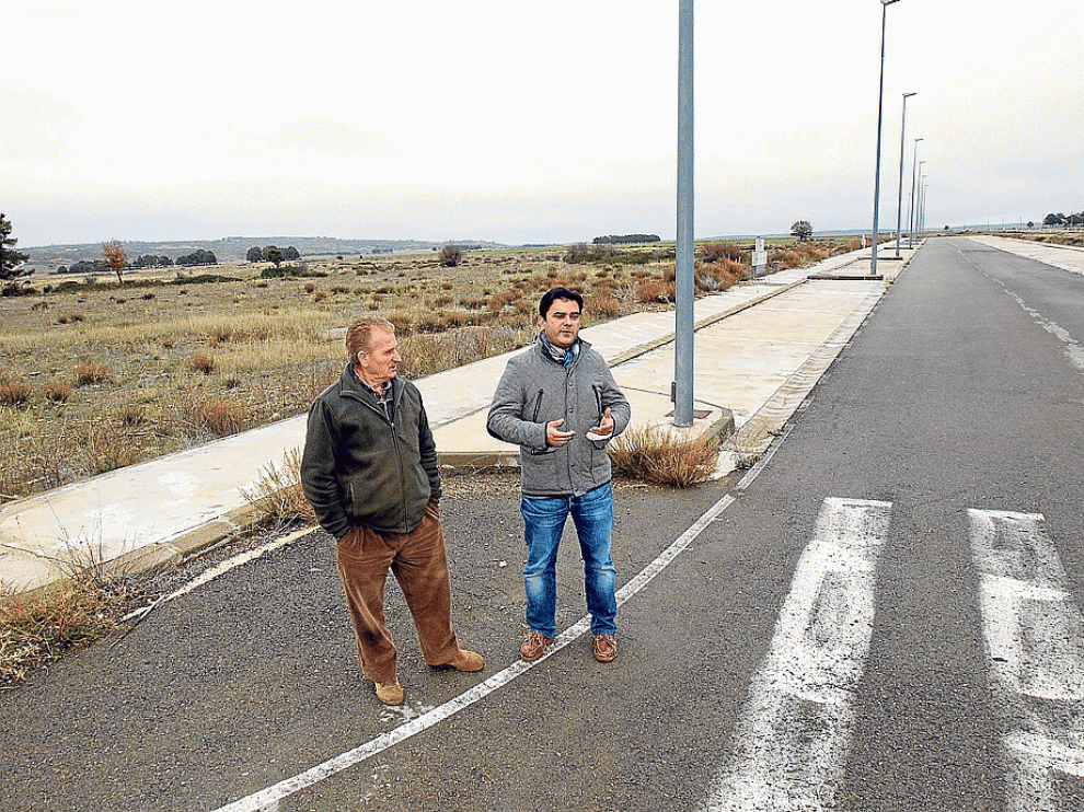 El polígono industrial de Orihuela del Tremedal en la foto aparecen en él el alcalde, Juan Vicente Aparicio, y el concejal de Agricultura, Pedro Montón permanece sin estrenar desde que fue construido hace 15 años