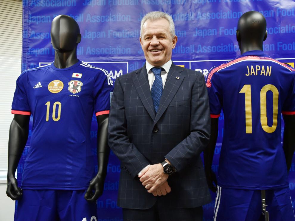 Javier Aguirre posa junto a los uniformes de la selección nipona