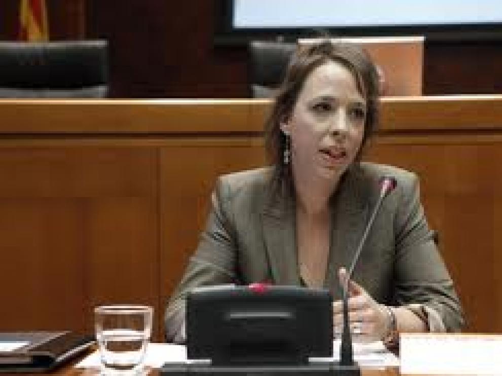 La letrada mayor de las Cortes de Aragón reivindica el optimismo en una novela