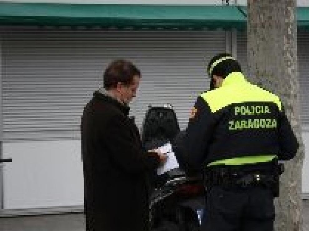 Jerónimo Blasco protagoniza un pequeño incidente tras dejar su moto mal aparcada