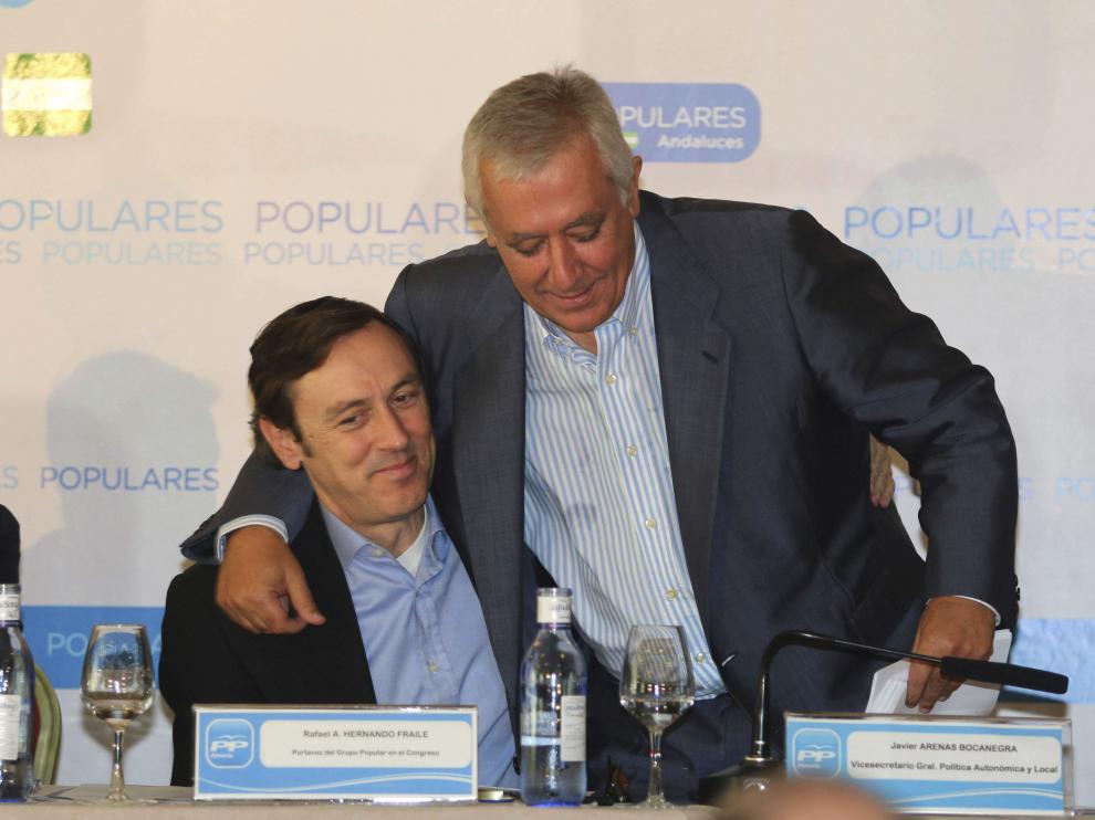 El vicesecretario de Política Autonómica y Local del PP, Javier Arenas, abraza al portavoz del Grupo Popular en el Congreso, Rafael Hernando
