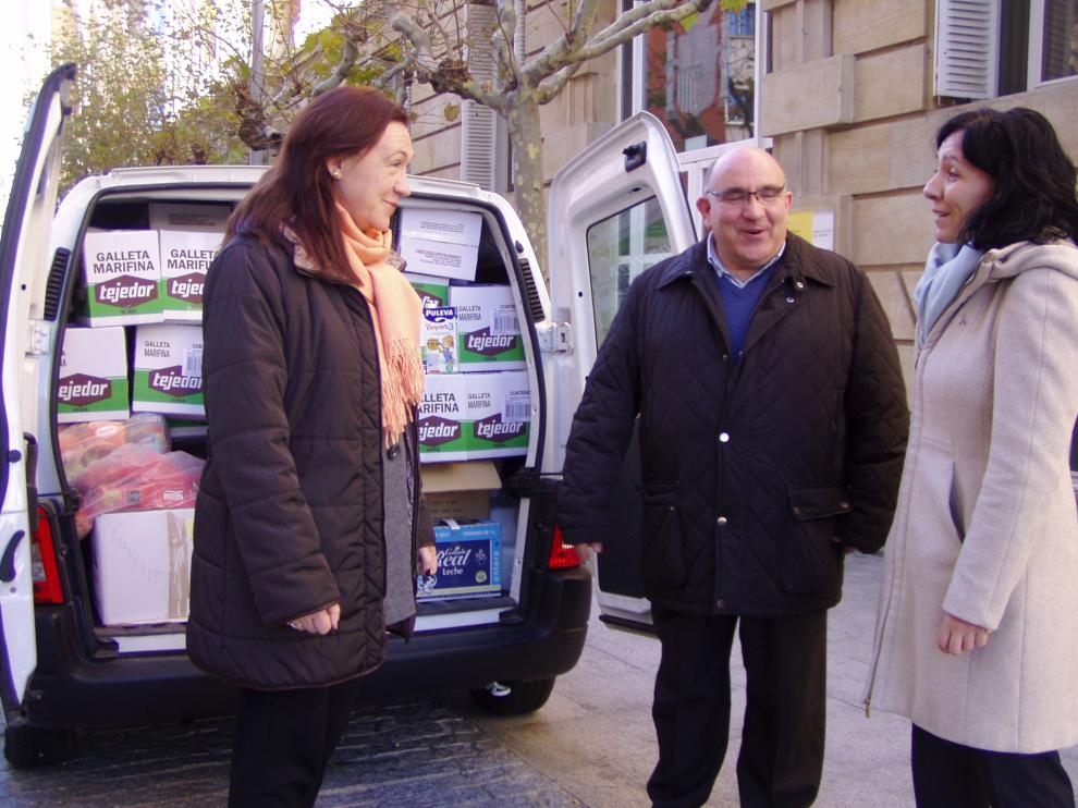 La subdelegada del Gobierno en Soria, María José Heredia, ha entregado al presidente provincial de Cáritas, Javier Santa Clotilde, unos 1.400 kilos de alimentos no perecederos