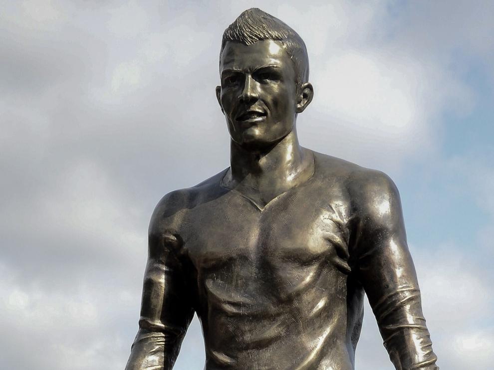 Cristiano Ronaldo junto a su estatua en Madeira