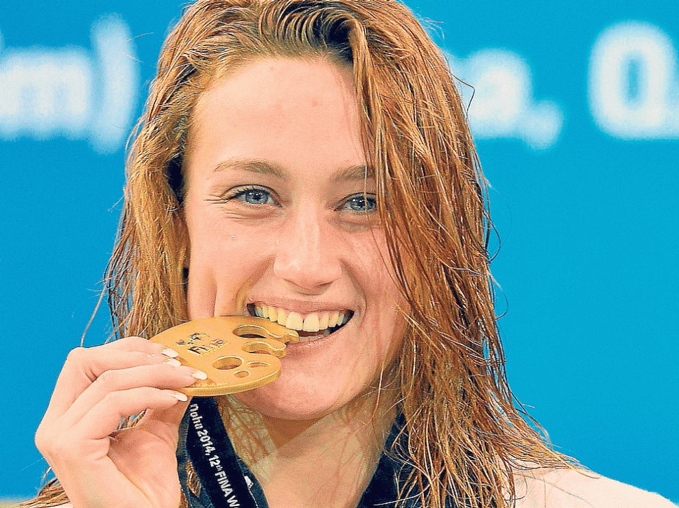 Mireia Belmonte celebra en el podio su reciente medalla de oro en los 400 libres en Doha