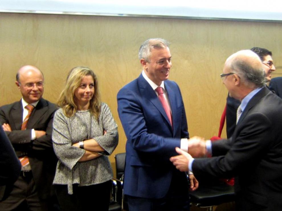 Javier Campoy saluda a Cristóbal Montoro