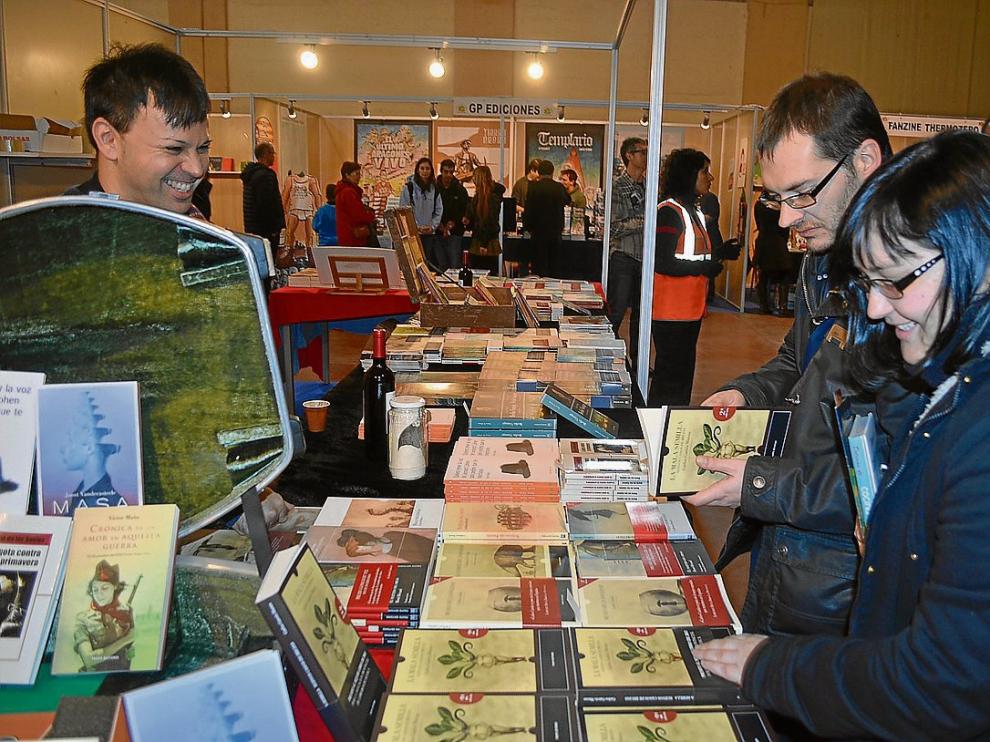 Óscar Sipán, ayer en el puesto de Tropo Editores en la Feria del Libro Aragonés de Monzón.