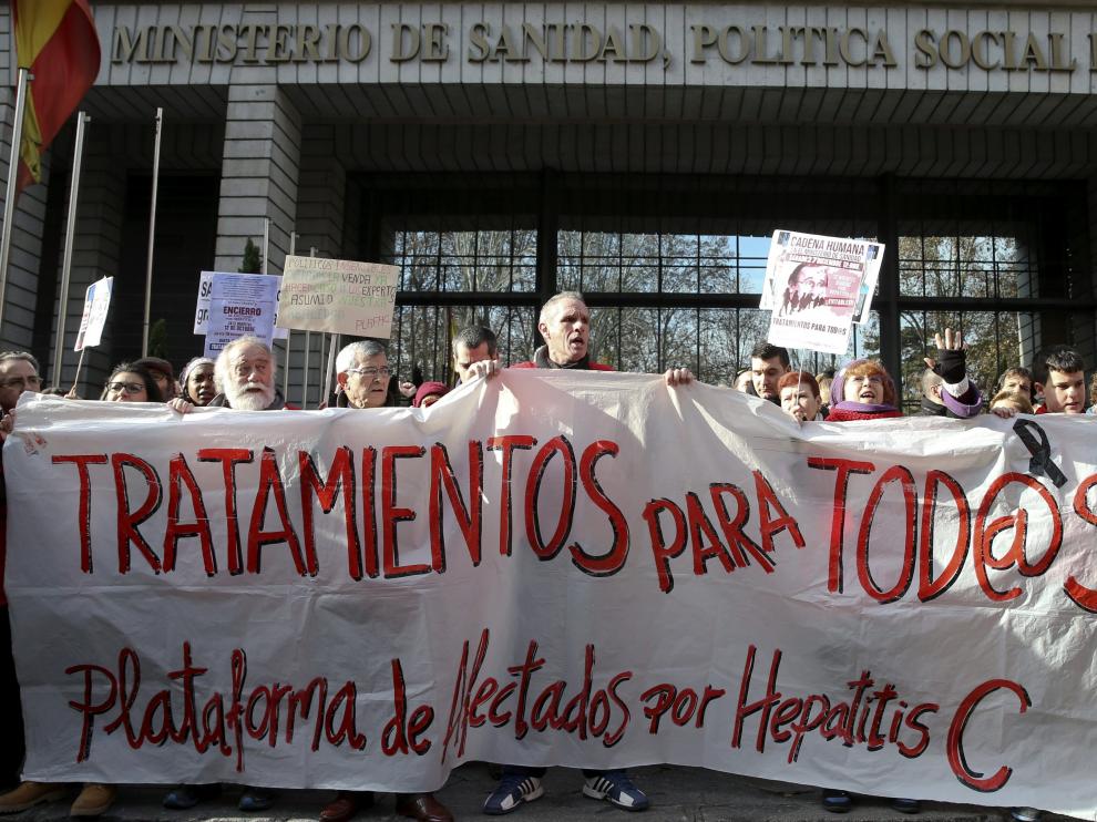 Afectados por la Hepatitis C exigen ante Sanidad que les den los nuevos tratamientos