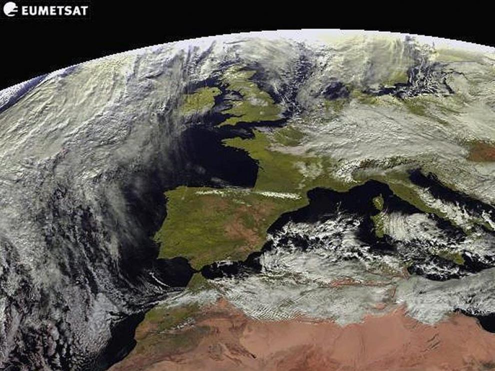 Imagen tomada por el satélite Meteosat para la Agencia Estatal de Meteorología (Aemet) que prevé para este martes que continúe el frente frío