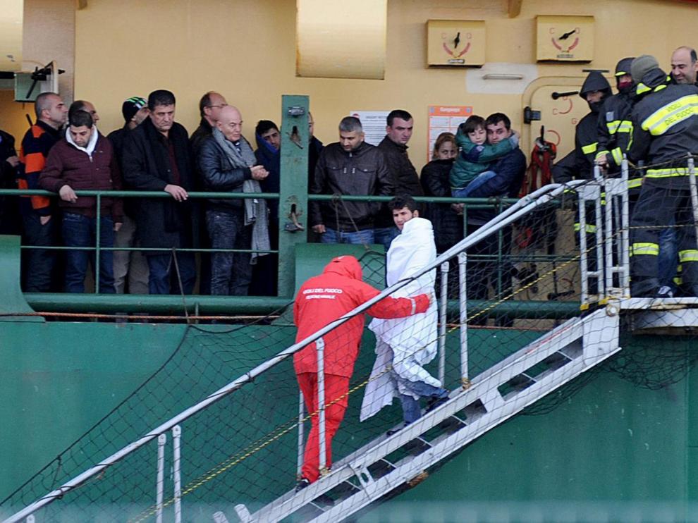Pasajeros del ferri siniestrado a la llegada al puerto de Bari en Italia