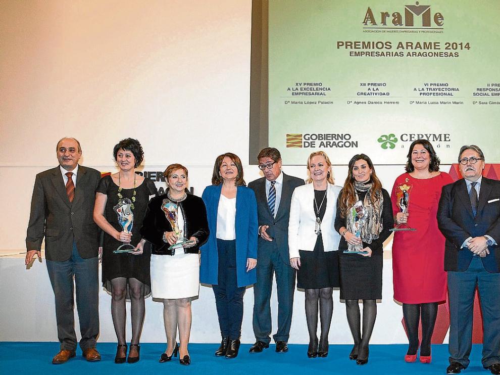 Las premiadas, con el consejero Arturo Aliaga;la vicepresidenta de las Cortes, Rosa Plantagenet, y los presidentes de la CREA (Fernando Callizo), Arame (Mª Jesús Llorente) y la Cámara (Manuel Teruel).