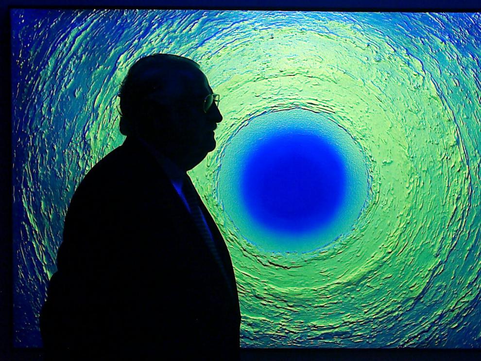 Perfil de José Orús sobre una de sus obras, en 2002