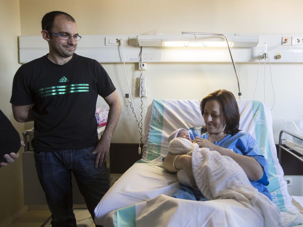 Julia, el primer bebé de 2015, con sus padres