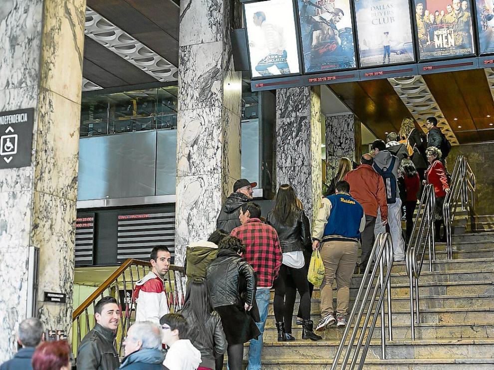 Filas en las taquillas de los cines Palafox, en la Fiesta del cine del pasado marzo, en Zaragoza.
