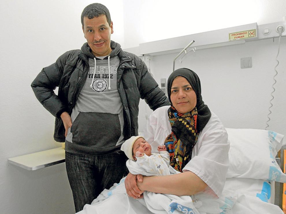 Ahmed Salhi y Samira Eluachohami con la pequeña Marwa, la primera bebé soriana de 2015.