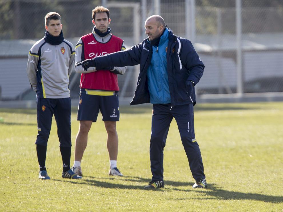 Ranko Popovic da instrucciones ante la mirada de Tierno y Lolo Ortiz