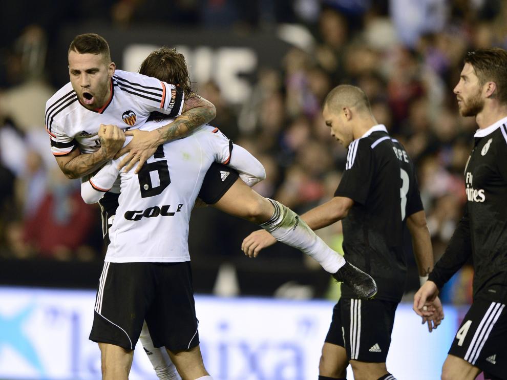 Los jugadores del Valencia celebran un gol
