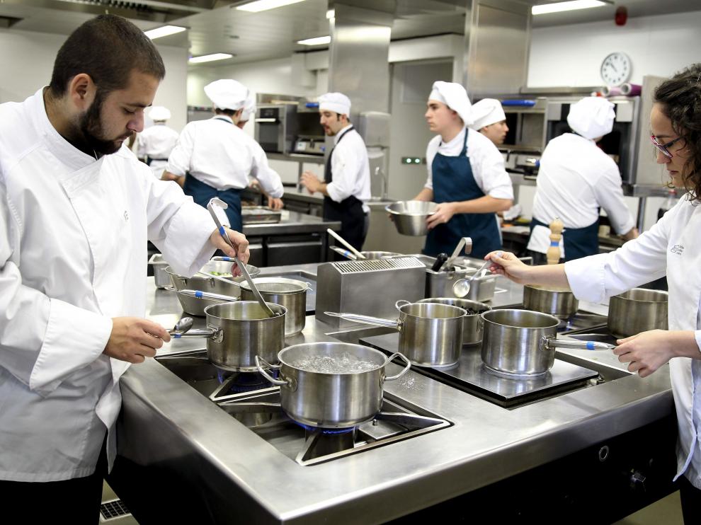 El Basque Culinary Center de San Sebastián se convirtió hace cuatro años en un centro universitario pionero del que en junio saldrá su primera promoción.