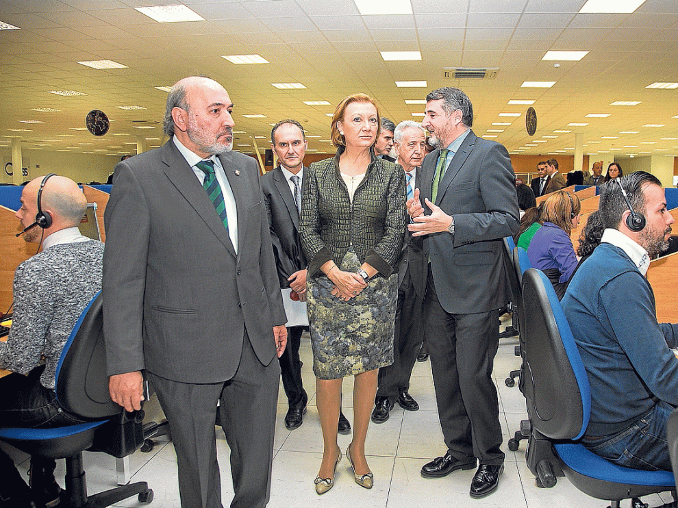 El consejero delegado de GSS, César López, explica a Rudi la actividad de la empresaen Calatayud