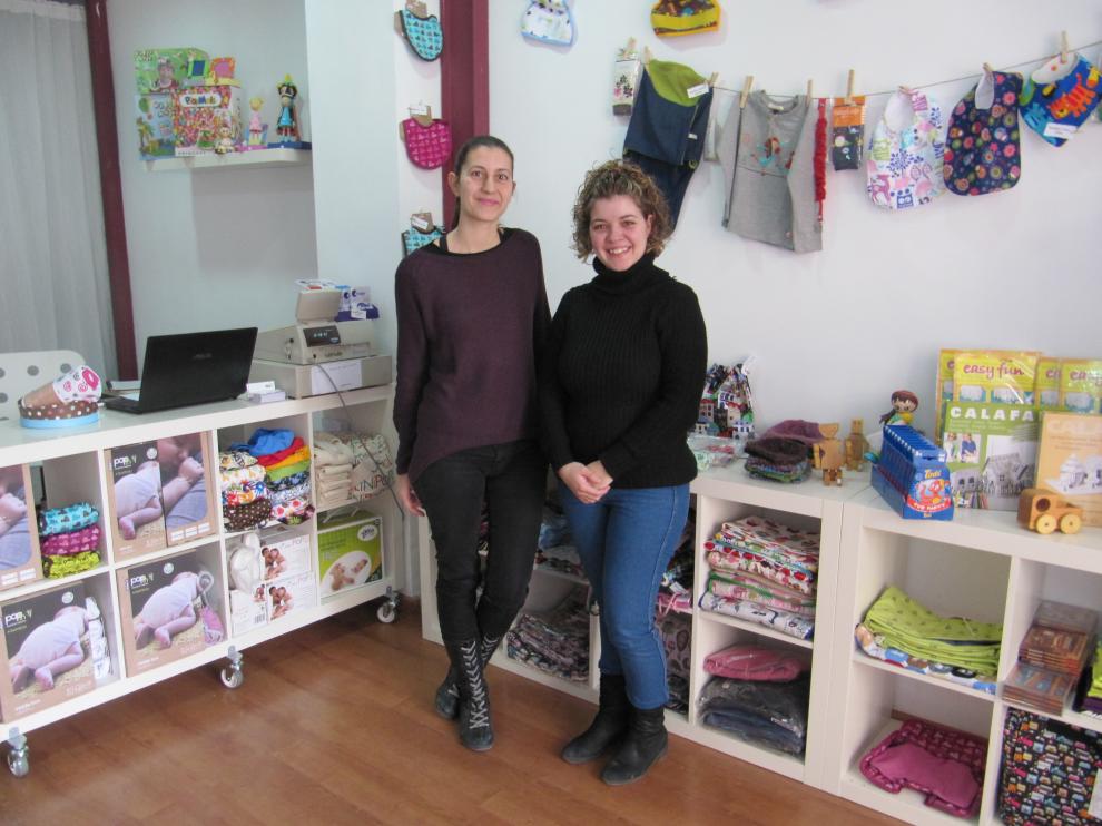 Vanessa Pérez y Patricia Ramos, en su tienda Menuda Tribu