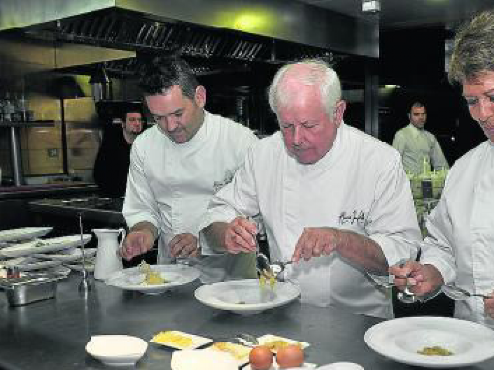 Iván Acedo, Manuel Marqueta y Conchita Pérez, cocinando para el Refugio.