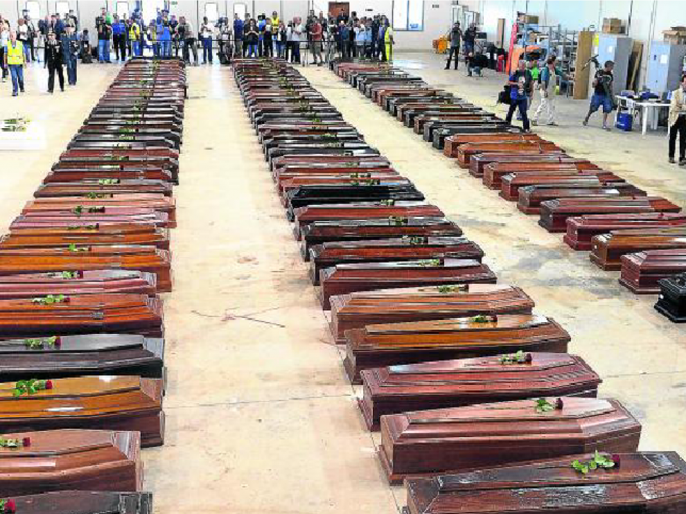 Recuento de cadáveres en el hangar del aeropuerto de Lampedusa tras la muerte de casi 400 personas, en octubre de 2013.