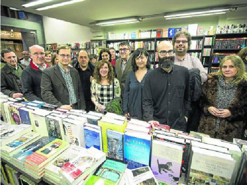 Eva Cosculluela y Félix González, rodeados de amigos escritores.