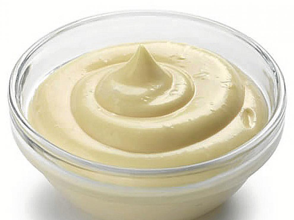 La salsa mahonesa es similar al alioli pero sin ajo