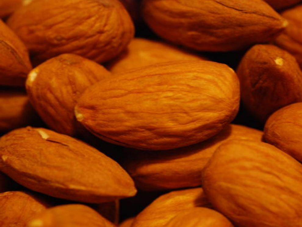 Una onza de almendras, unos 28 gramos, aporta 160 calorías y una serie de nutrientes esenciales para la salud del corazón.