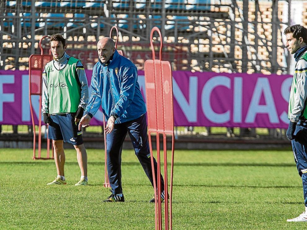 Popovic, ayer, da indicaciones tácticas al equipo entre Eldin Hadzic y Borja Bastón.