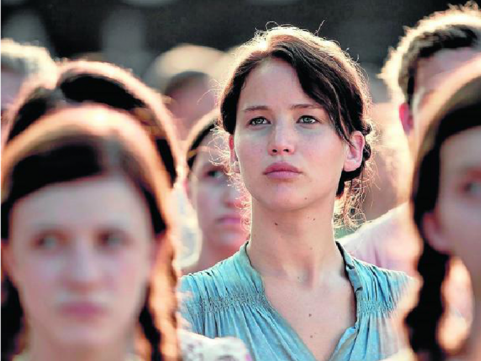 La actriz Jennifer Lawrence en el papel de Katniss Everdeen, la muchacha de 'Los juegos del hambre' que se convierte en rostro de la revolución.
