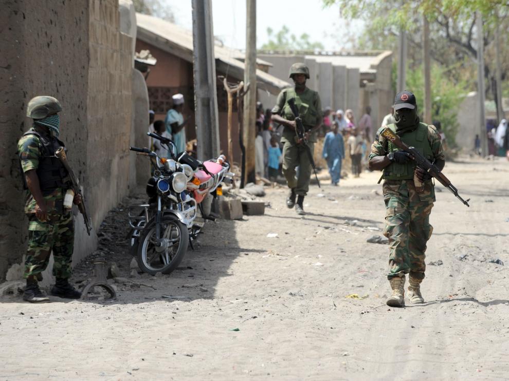 Imagen de archivo de soldados nigerianos patrullando las calles