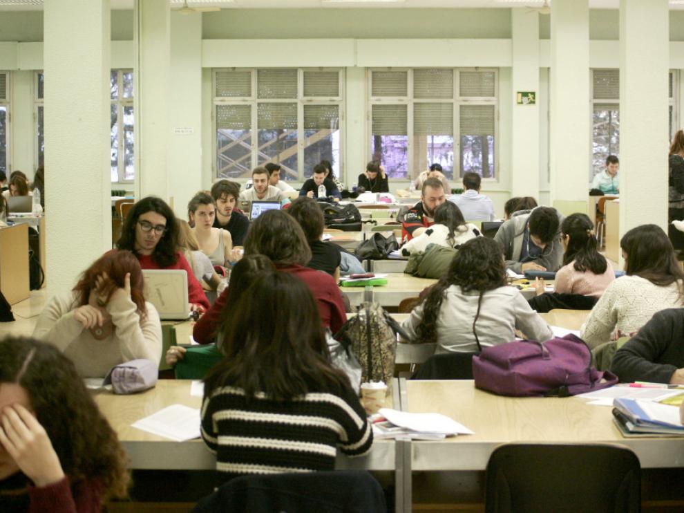 Las bibliotecas zaragozanas, repletas en época de exámenes.